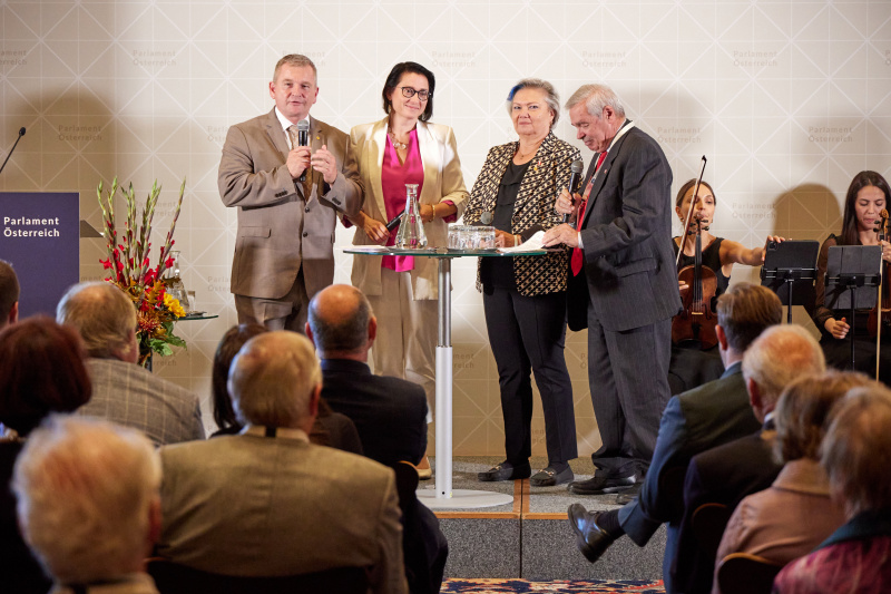 Gesprächsrunde mit den Vertreter:innen der Parlamentsparteien. Von links: Generalsekretär Verband der deutschen altösterreichischen Landsmannschaften in Österreich Norbert Kapeller, Nationalratsabgeordnete Gudrun Kugler (ÖVP), Dritte Nationalratspräsidentin a.D. Anneliese Kitzmüller (FPÖ), Landtagsabgeordneter von Wien a.D. Volkmar Harwanegg (SPÖ)