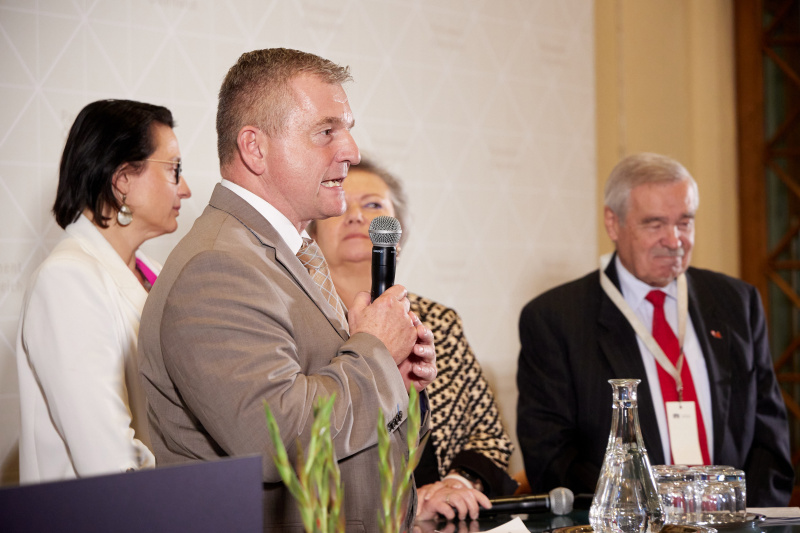 Gesprächsrunde mit den Vertreter:innen der Parlamentsparteien. Von links: Generalsekretär Verband der deutschen altösterreichischen Landsmannschaften in Österreich Norbert Kapeller, Nationalratsabgeordnete Gudrun Kugler (ÖVP), Dritte Nationalratspräsidentin a.D. Anneliese Kitzmüller (FPÖ), Landtagsabgeordneter von Wien a.D. Volkmar Harwanegg (SPÖ)