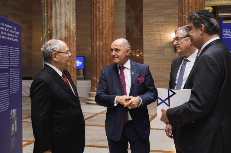 Von links: Dani Dayan (Vorstandsvorsitzender Yad Vashem), Nationalratspräsident Wolfgang Sobotka (ÖVP), David Roet (Israelischer Botschafter in Österreich), Oskar Deutsch (Präsident der Israelitischen Kultusgemeinde Wien).