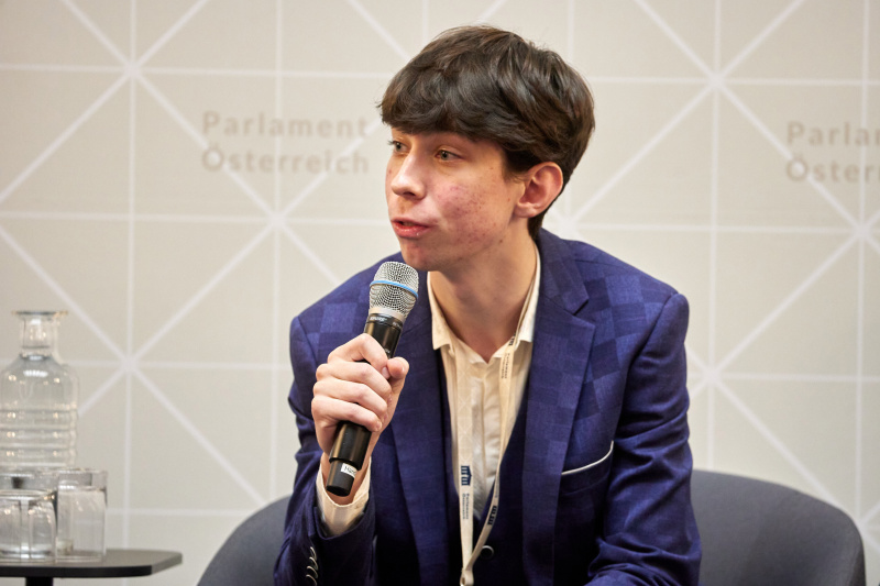 Gespräch der Gedenkdienstleistenden. Moritz Gemel - Gedenkdienst 2023/24