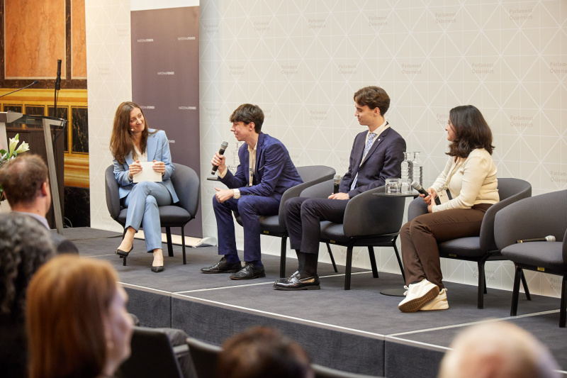 Gespräch der Gedenkdienstleistenden. Von links: Vorständin Nationalfonds Judith Pfeffer, Moritz Gemel - Gedenkdienst 2023/24, Philipp Auberger Gedenkdienst - 2023/24, Tabea Chaharlangi - Gedenkdienst 2023/24