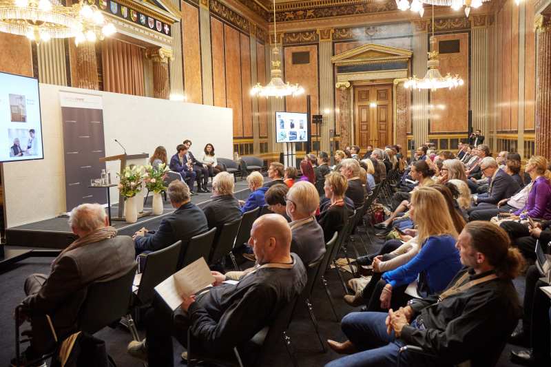 Gespräch der Gedenkdienstleistenden. Von links: Vorständin Nationalfonds Judith Pfeffer, Moritz Gemel - Gedenkdienst 2023/24, Philipp Auberger Gedenkdienst - 2023/24, Tabea Chaharlangi - Gedenkdienst 2023/24