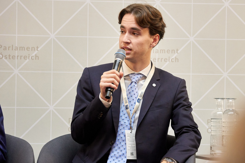 Gespräch der Gedenkdienstleistenden. Philipp Auberger - Gedenkdienst 2023/24