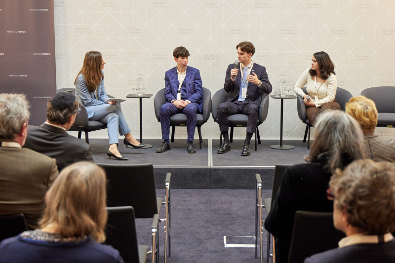 Gespräch der Gedenkdienstleistenden. Von links: Vorständin Nationalfonds Judith Pfeffer, Moritz Gemel - Gedenkdienst 2023/24, Philipp Auberger Gedenkdienst - 2023/24, Tabea Chaharlangi - Gedenkdienst 2023/24
