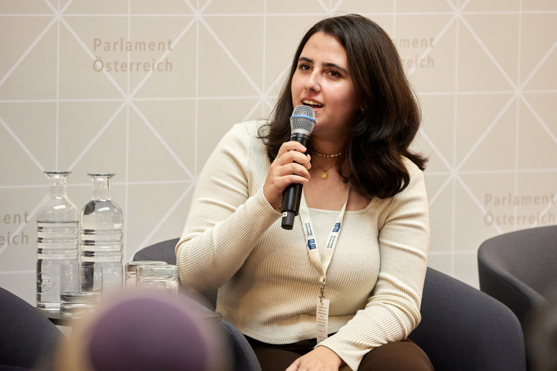 Gespräch der Gedenkdienstleistenden. Tabea Chaharlangi - Gedenkdienst 2023/24