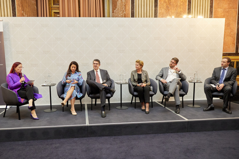 Podiumsdiskussion. Von links: Vorständin des Nationalfonds Hannah Lessing, Direktorin der KZ-Gedenkstätte Mauthausen Barbara Glück, Präsident der Israelitischen Kultusgemeinde Wien Oskar Deutsch, Parlamentsvizedirektorin Susanne Janistyn-Novák, Leiter des Dokumentationsarchivs des österreichischen Widerstandes Andreas Kranebitter, Moritz Wein - Bundesministerium für Bildung, Wissenschaft und Forschung