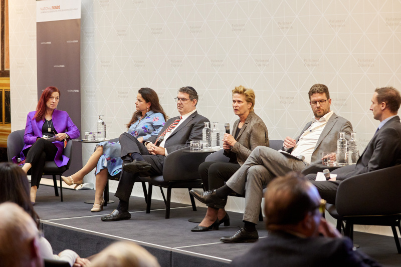 Podiumsdiskussion. Von links: Vorständin des Nationalfonds Hannah Lessing, Direktorin der KZ-Gedenkstätte Mauthausen Barbara Glück, Präsident der Israelitischen Kultusgemeinde Wien Oskar Deutsch, Parlamentsvizedirektorin Susanne Janistyn-Novák, Leiter des Dokumentationsarchivs des österreichischen Widerstandes Andreas Kranebitter, Moritz Wein - Bundesministerium für Bildung, Wissenschaft und Forschung