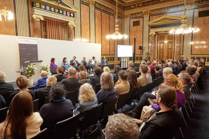 Podiumsdiskussion. Von links: Vorständin des Nationalfonds Hannah Lessing, Direktorin der KZ-Gedenkstätte Mauthausen Barbara Glück, Präsident der Israelitischen Kultusgemeinde Wien Oskar Deutsch, Parlamentsvizedirektorin Susanne Janistyn-Novák, Leiter des Dokumentationsarchivs des österreichischen Widerstandes Andreas Kranebitter, Moritz Wein - Bundesministerium für Bildung, Wissenschaft und Forschung