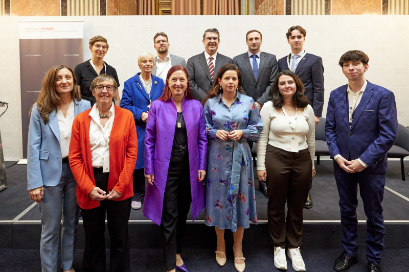 1. Reihe von links: Vorständin Nationalfonds Judith Pfeffer, Historikerin an der Universität Wien Brigitte Bailer, Vorständin des Nationalfonds Hannah Lessing, Direktorin der KZ-Gedenkstätte Mauthausen Barbara Glück, Tabea Chaharlangi - Gedenkdienst 2023/24, Moritz Gemel - Gedenkdienst 2023/24; 2. Reihe von links: Politikwissenschafterin an der Universität Passau Elke Rajal, Philologin und Zeitzeugin Katja Sturm-Schnabel, Leiter des Dokumentationsarchivs des österreichischen Widerstandes Andreas Kranebitter, Präsident der Israelitischen Kultusgemeinde Wien Oskar Deutsch, Moritz Wein -Bundesministerium für Bildung, Wissenschaft und Forschung, Philipp Auberger - Gedenkdienst 2023/24