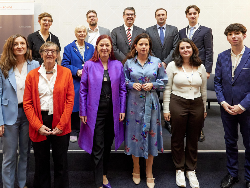 V1 Reihe von links: Vorständin Nationalfonds Judith Pfeffer, Brigitte Bailer Historikerin Universität Wien, Vorständin des Nationalfonds Hannah Lessing, Direktorin der KZ-Gedenkstätte Mauthausen Barbara Glück, Tabea Chaharlangi Gedenkdienst 2023/24, Moritz Gemel Gedenkdienst 2023/24; 2. Reihe von links: Elke Rajal Politikwissenschafterin Universität Passau, Katja Sturm-Schnabel Philologin Zeitzeugin, Leiter des Dokumentationsarchivs des österreichischen Widerstandes Andreas Kranebitter, Präsident der Israelitischen Kultusgemeinde Wien Oskar Deutsch, Moritz Wein Bundesministerium für Bildung, Wissenschaft & Forschung, Philipp Auberger Gedenkdienst 2023/24