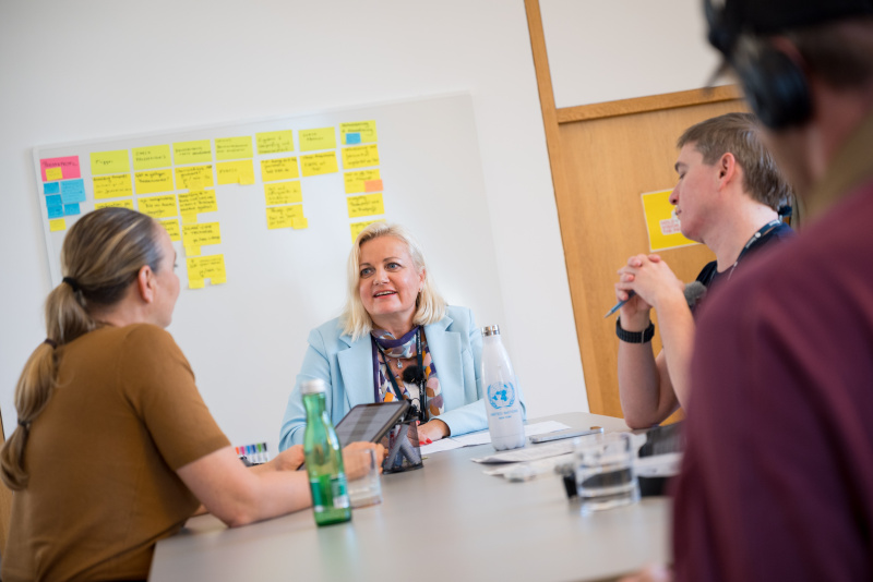 Abteilungsleiterin 8.1 Verwaltungsinnovation, OE & PMO und stellvertretende Dienstleiterin IKT & Innovation & Infrastruktur Ines Kerle (Mitte) im Gespräch