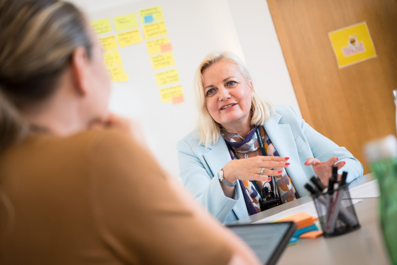 Abteilungsleiterin 8.1 Verwaltungsinnovation, OE & PMO und stellvertretende Dienstleiterin IKT & Innovation & Infrastruktur Ines Kerle im Gespräch