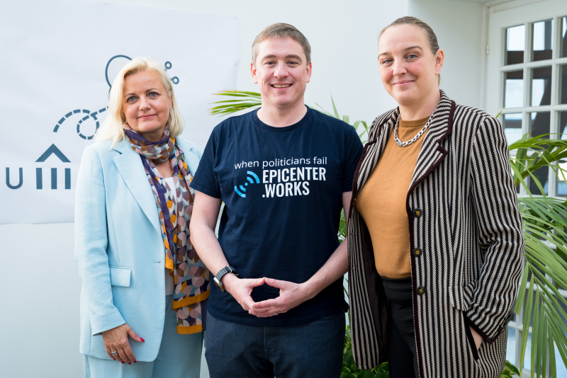 Gruppenfoto. Von links: Abteilungsleiterin 8.1 Verwaltungsinnovation, OE & PMO und stellvertretende Dienstleiterin IKT & Innovation & Infrastruktur Ines Kerle, Executive Director at epicenter.works, Board Member of European Digital Rights & Non-Residential Fellow at CIS Stanford Thomas Lohninger, Podcast Host Tatjana Lukáš