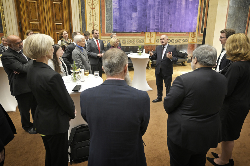 Nationalratspräsident Wolfgang Sobotka (ÖVP) mit Veranstaltungsteilnehmer:innen