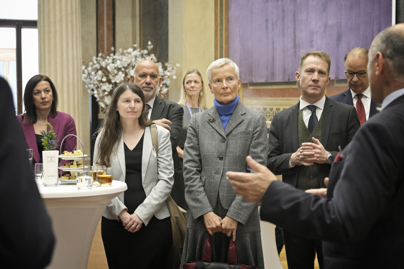 Nationalratspräsident Wolfgang Sobotka (ÖVP) mit Veranstaltungsteilnehmer:innen