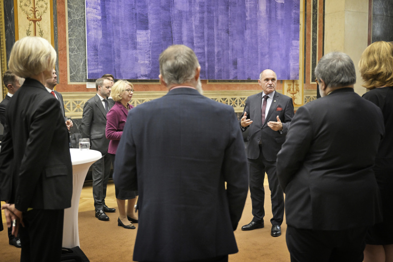 Nationalratspräsident Wolfgang Sobotka (ÖVP) mit Veranstaltungsteilnehmer:innen