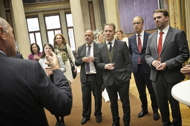 Nationalratspräsident Wolfgang Sobotka (ÖVP) mit Veranstaltungsteilnehmer:innen