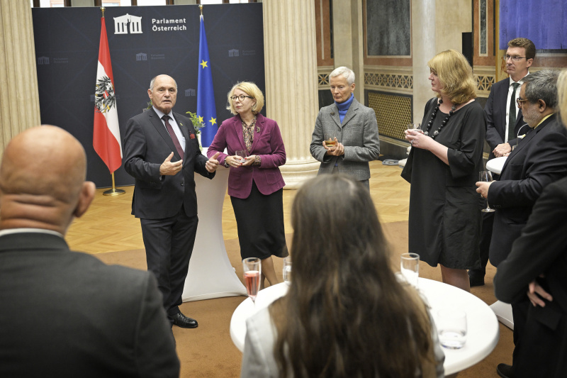 Nationalratspräsident Wolfgang Sobotka (ÖVP) mit Veranstaltungsteilnehmer:innen