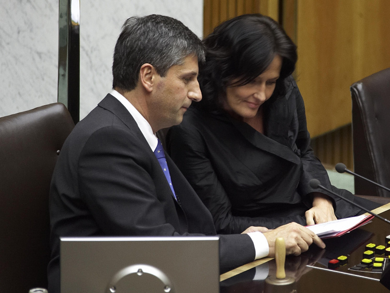Blick auf das Präsidium.
Links der Zweite Präsident des Nationalrates, Michael Spindelegger, rechts die Dritte Präsidentin des Nationalrates, Eva Glawischnig-Piesczek.