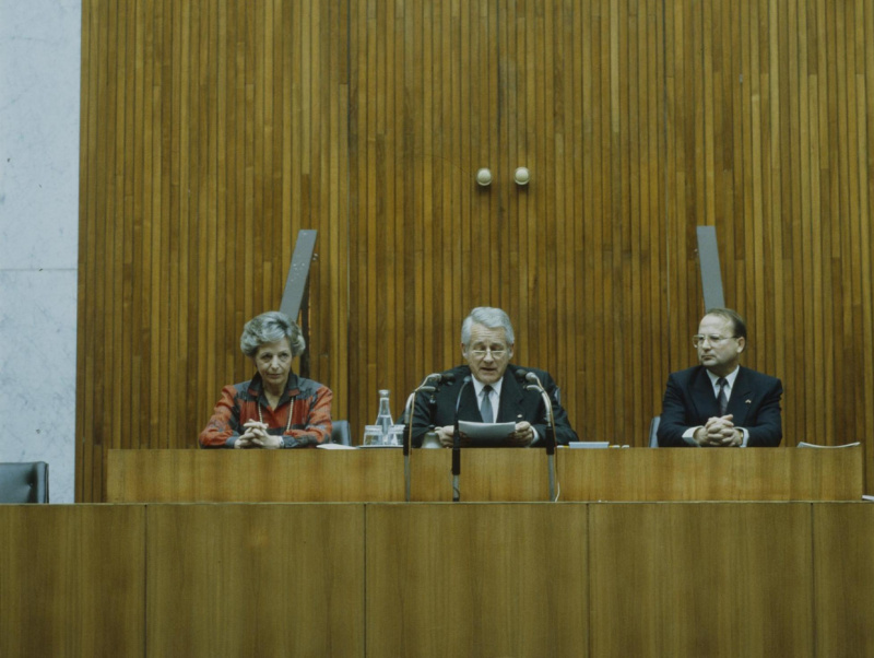 Am Präsidium von links: Zweite Nationalratspräsidentin Marga Hubinek (V), Nationalratspräsident Leopold Gratz (S), Dritter Nationalratspräsident Gerulf Stix (F)