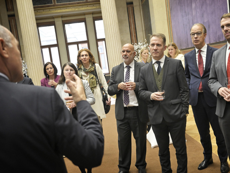 Nationalratspräsident Wolfgang Sobotka (ÖVP) mit Veranstaltungsteilnehmer:innen