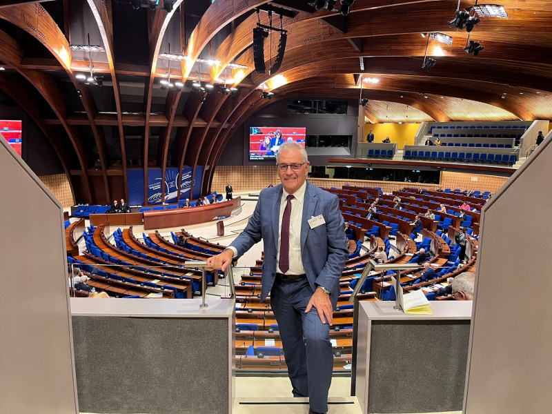 Edgar Mayer im Sitzungssaal des Europarates in Straßburg