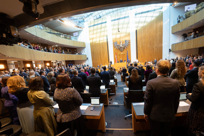 Bundeshymne. Blick Richtung Sitzungsteilnehmer:innen
