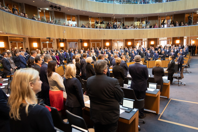 Angelobung. Blick Richtung Sitzungsteilnehmer:innen