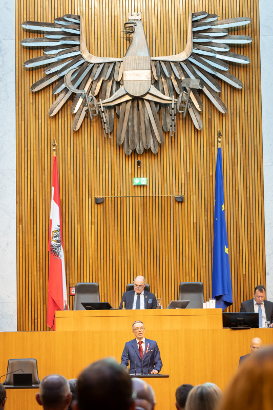 Am Redner:innenpult Klubobmann Herbert Kickl (FPÖ). Nationalratspräsident Wolfgang Sobotka (ÖVP) am Präsidium.