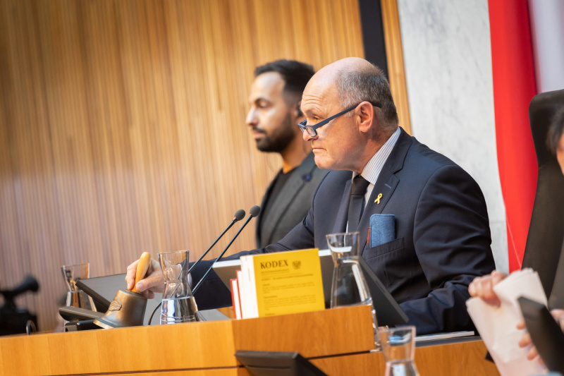 Am Redner:innenpult, Nationalratspräsident Wolfgang Sobotka (ÖVP) am Präsidium