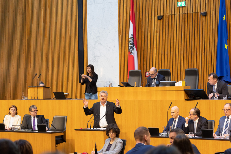 Am Redner:innenpult Vizekanzler Werner Kogler (GRÜNE), Nationalratspräsident Wolfgang Sobotka (ÖVP) am Präsidium, auf der Regierungsbank von links: Staatssekretärin Susanne Kraus-Winkler (ÖVP), Bildungsminister Martin Polaschek (ÖVP), Bundesminister für Arbeit Martin Kocher, Außenminister Alexander Schallenberg (ÖVP), Gesundheitsminister Johannes Rauch (GRÜNE)