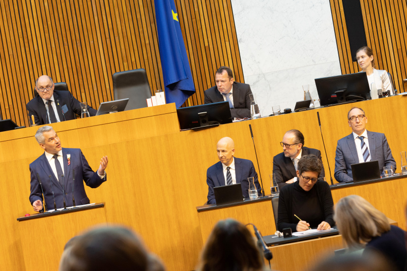 Am Redner:innenpult Bundeskanzler Karl Nehammer (ÖVP). Nationalratspräsident Wolfgang Sobotka (ÖVP) am Präsidium. Auf der Regierungsbank von links: Bundesminister für Arbeit Martin Kocher, Außenminister Alexander Schallenberg (ÖVP), Gesundheitsminister Johannes Rauch (GRÜNE)