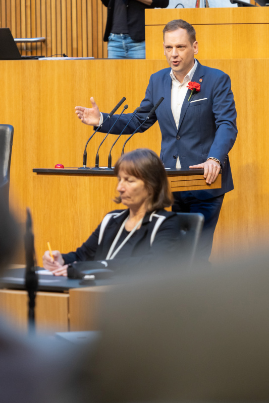 Am Redner:innenpult Nationalratsabgeordneter Philip Kucher (SPÖ)