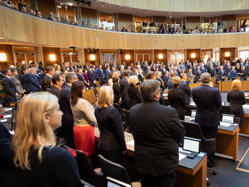 Angelobung. Blick Richtung Sitzungsteilnehmer:innenh