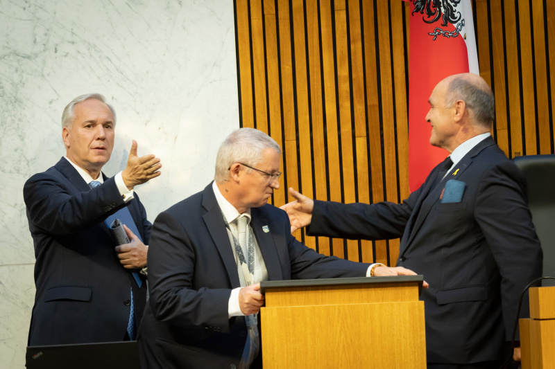 Handshake von links: Nationalratspräsident Walter Rosenkranz (FPÖ), Nationalratspräsident a.D. Wolfgang Sobotka (ÖVP)