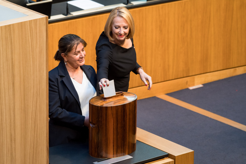Stimmabgabe: Zweite Nationalratspräsidentin Doris Bures (SPÖ)