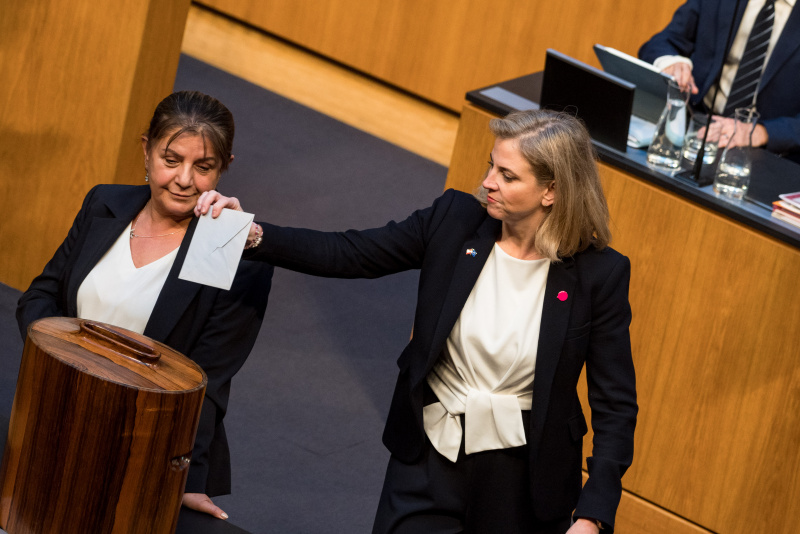 Stimmabgabe: Klubobfrau Beate Meinl-Reisinger (NEOS)