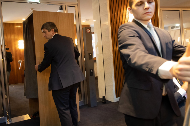 Einbringung der Wahlkabinen