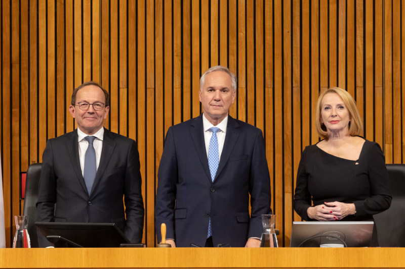 Am Präsidium: Von links: Zweiter Nationalratspräsident Peter Peter Haubner (ÖVP), Nationalratspräsident Walter Rosenkranz (FPÖ),.Dritte Nationalratspräsidentin Doris Bures (SPÖ)