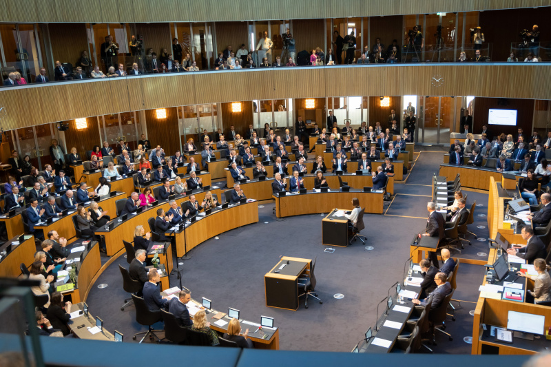 Blick von oben Richtung Sitzungsteilnehmer:innen