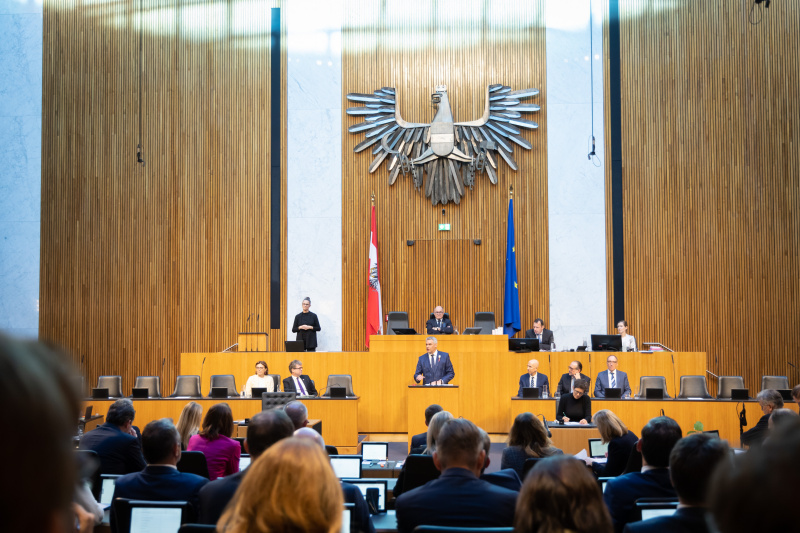 Blick Richtung Sitzungsteilnehmer:innen