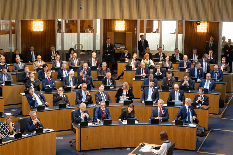 Blick von oben Richtung Sitzungsteilnehmer:innen, Fraktion FPÖ