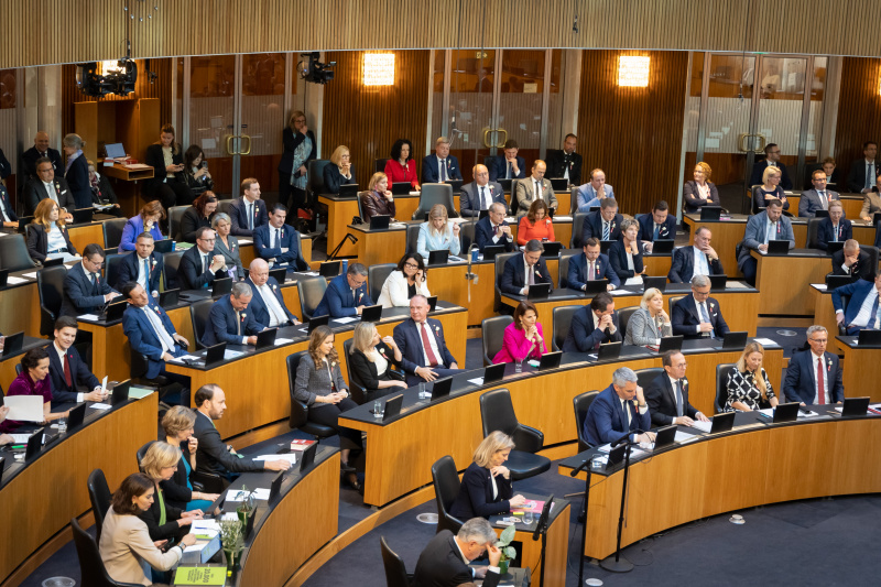 Blick von oben Richtung Sitzungsteilnehmer:innen, Fraktion ÖVP