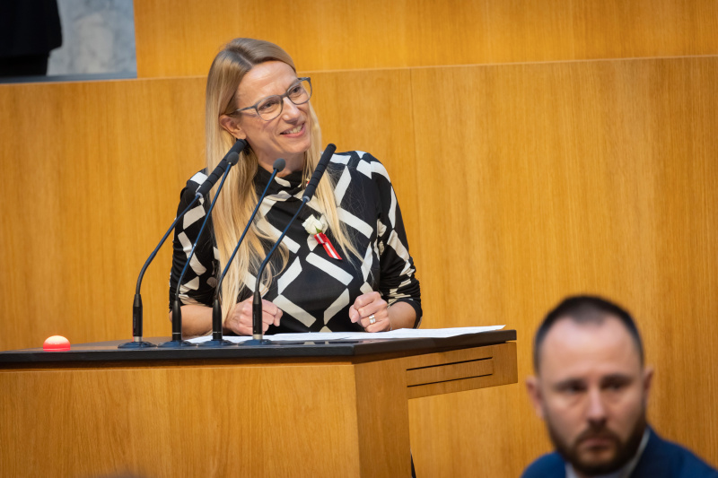 Am Redner:innenpult Nationalratsabgeordnete Juliane Bogner-Strauß (ÖVP)