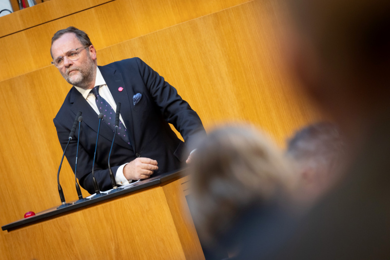 Am Redner:innenpult Nationalratsabgeordneter Josef Schellhorn (NEOS)