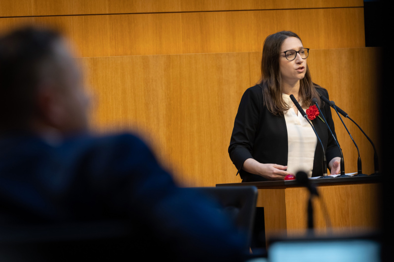 Am Redner:innenpult Nationalratsabgeordnete Julia Herr (SPÖ)