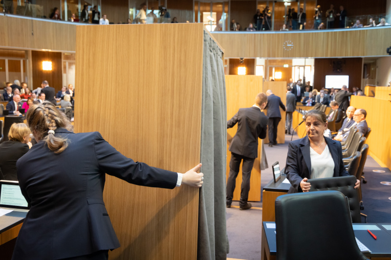 Einbringung der Wahlkabinen