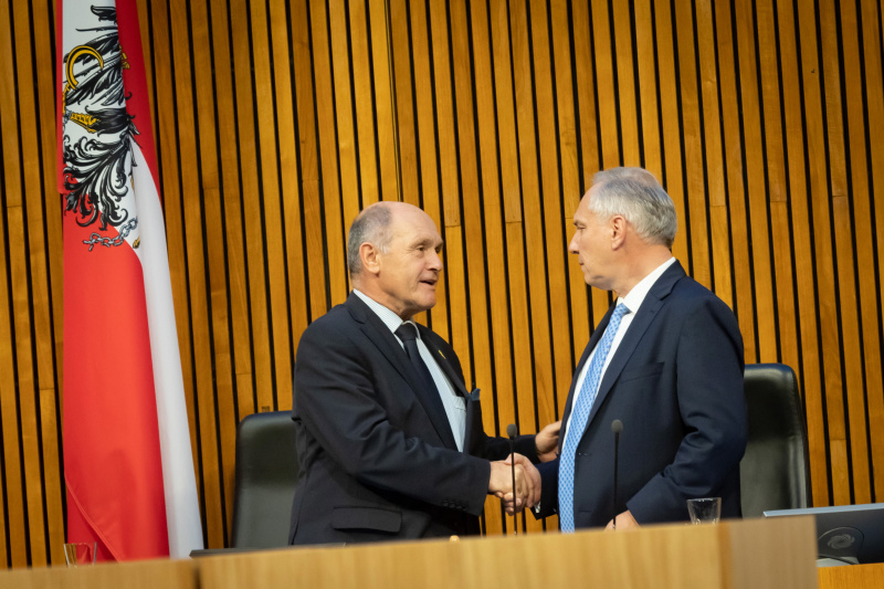 Präsidium von links: Nationalratspräsident a.D. Wolfgang Sobotka (ÖVP) gratuliert dem neuen Nationalratspräsidenten Walter Rosenkranz (FPÖ)