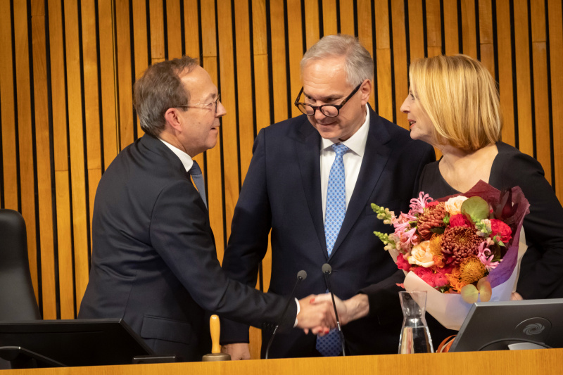 Handshake. Von links: Zweiter Nationalratspräsident Peter Peter Haubner (ÖVP), Nationalratspräsident Walter Rosenkranz (FPÖ), Dritte Nationalratspräsidentin Doris Bures (SPÖ)