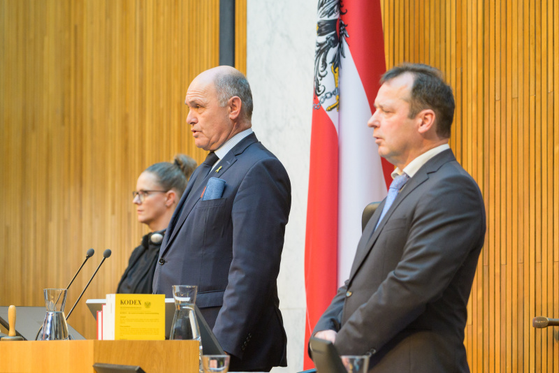 Bundeshymne und Europahymne (Entheus Quartett). Am Präsidium: Nationalratspräsident Wolfgang Sobotka (ÖVP)